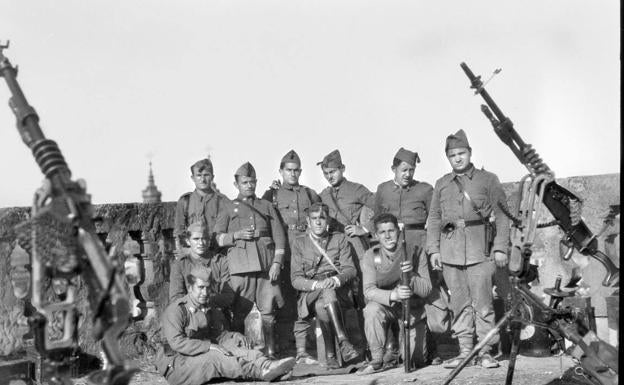 Imagen principal - &#039;Palacios, Crónica de un claroscuro&#039;: un paseo por la historia fotográfica de Logroño