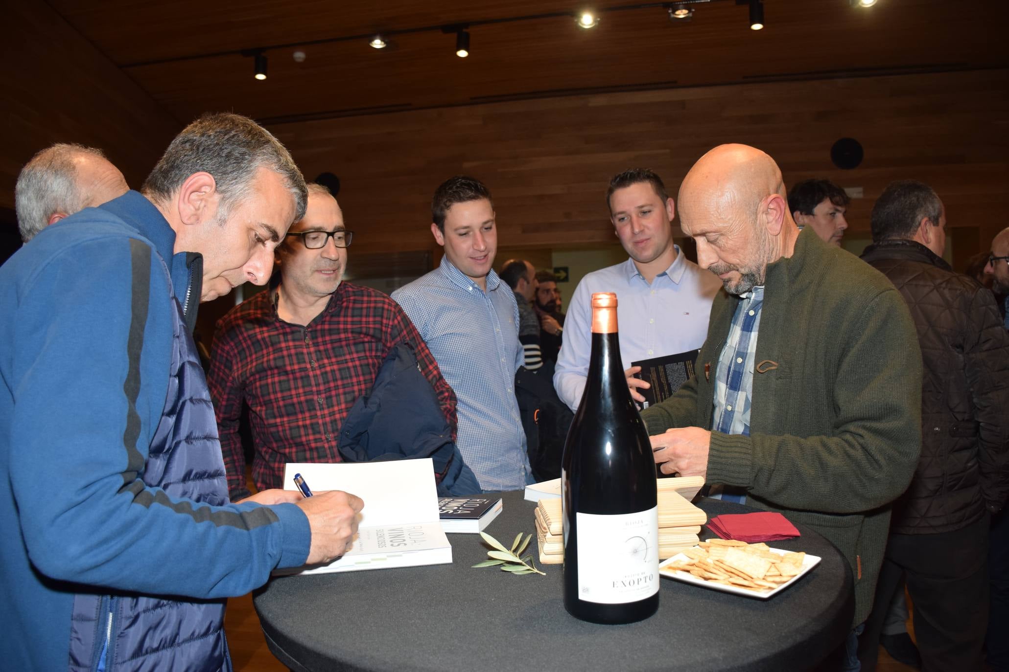 Fotos: Alberto Gil y Antonio Remesal presentan en el Espacio Lagares el libro-guía &#039;Rioja: vinos silenciosos&#039;