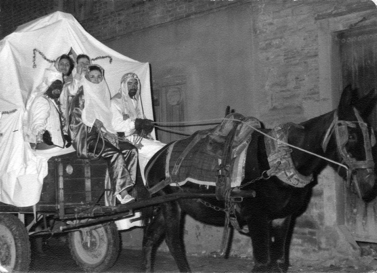 Actores voluntarios en carruaje durante la representación del belén en Alcanadre. :: m.l.s.m