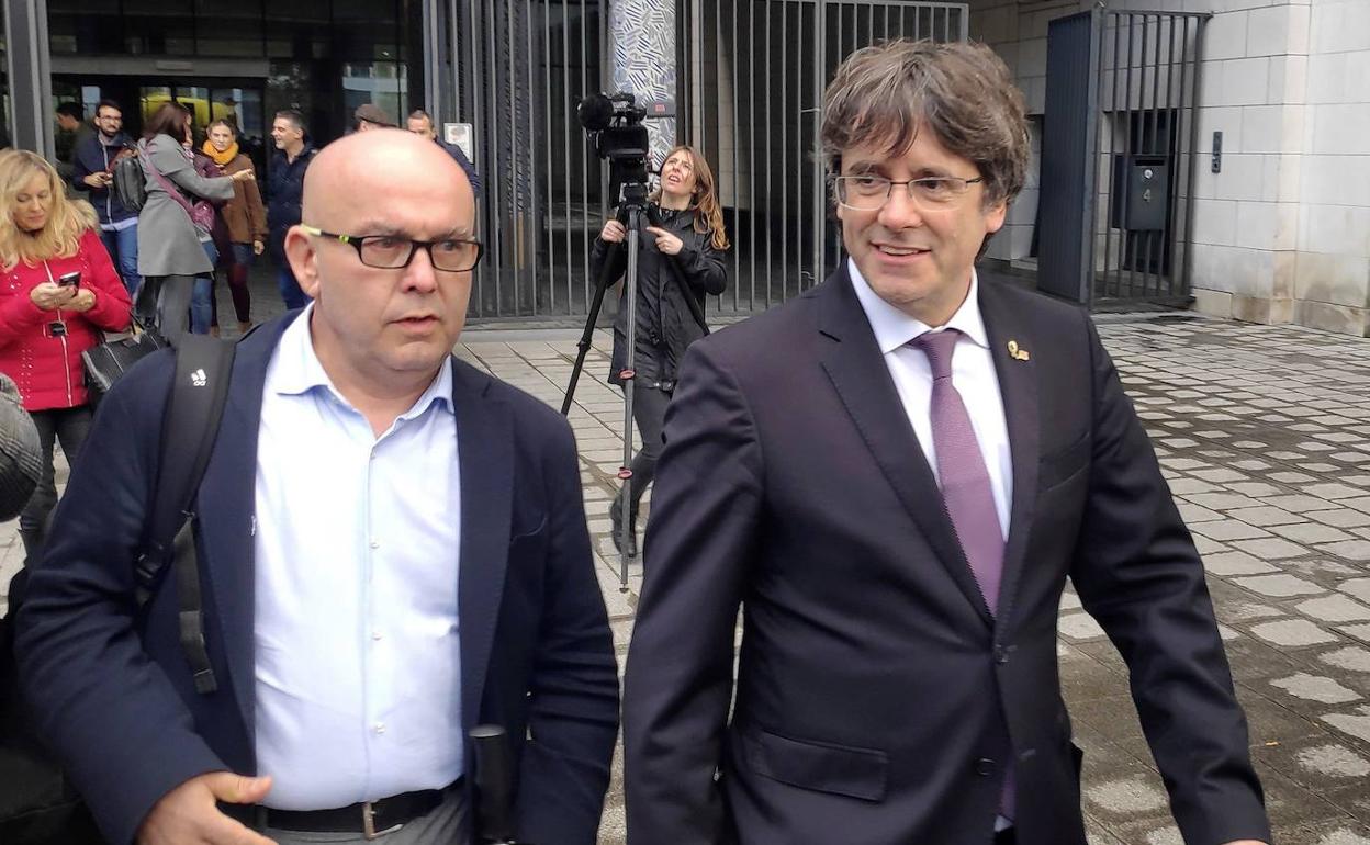 Carles Puigdemont y su abogado Gonzalo Boye, en octubre, en Bruselas.