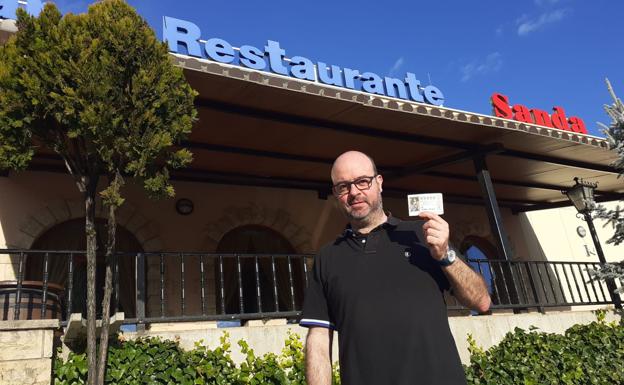 Abel Sainz con un décimo del 49490