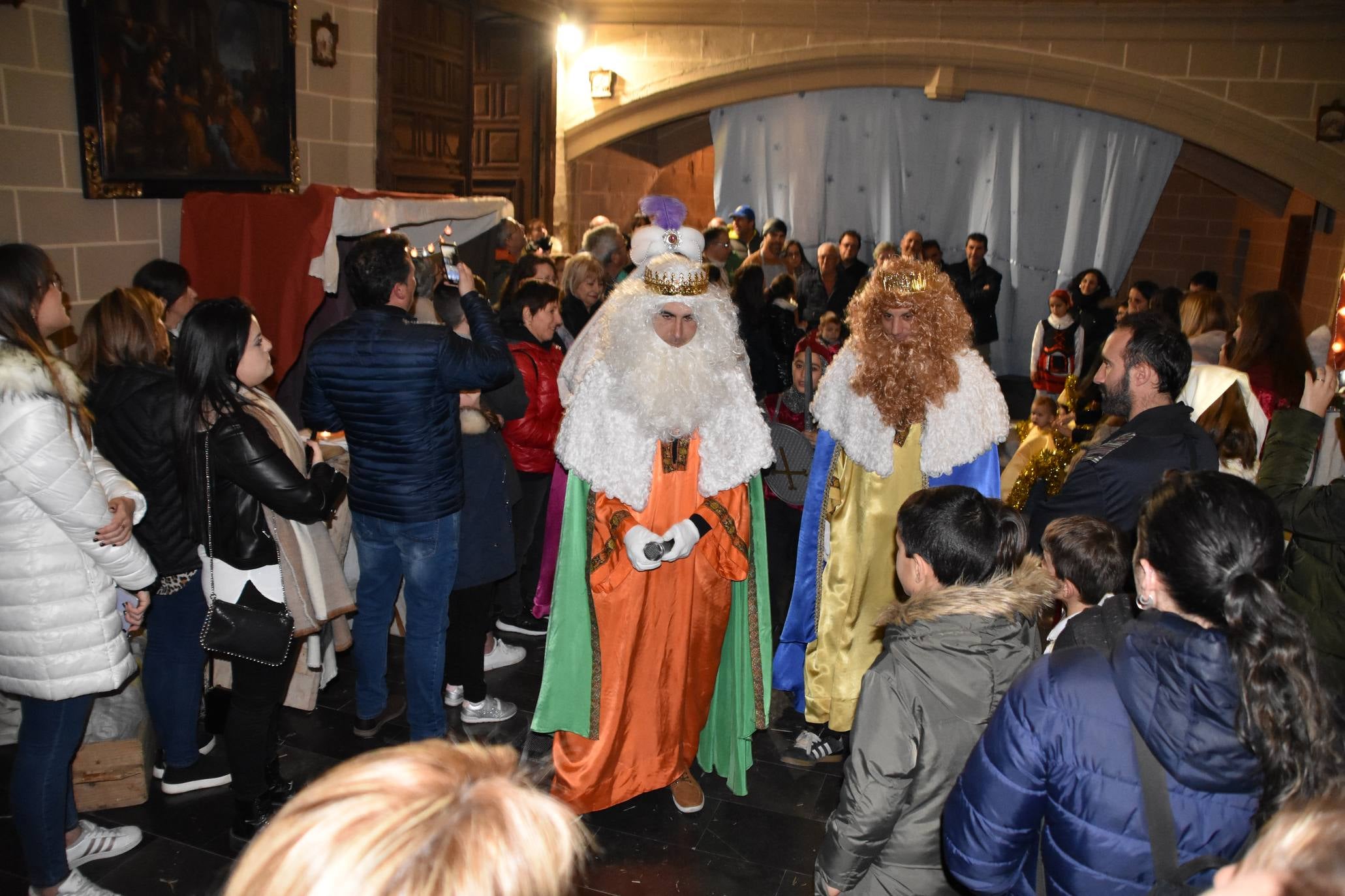 El viento impidió que la representación del sábado se celebrase en el exterior de la parroquia y la representación se realizó en el interior.