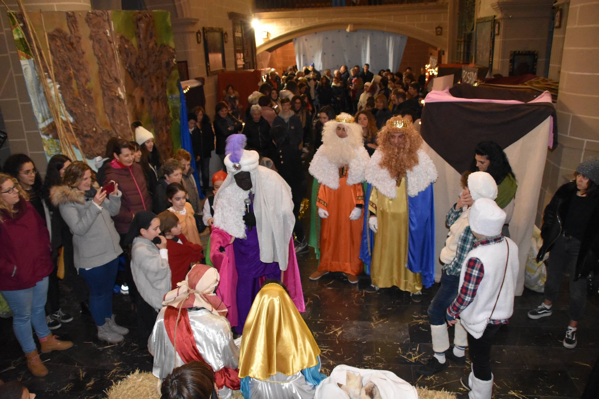 El viento impidió que la representación del sábado se celebrase en el exterior de la parroquia y la representación se realizó en el interior.