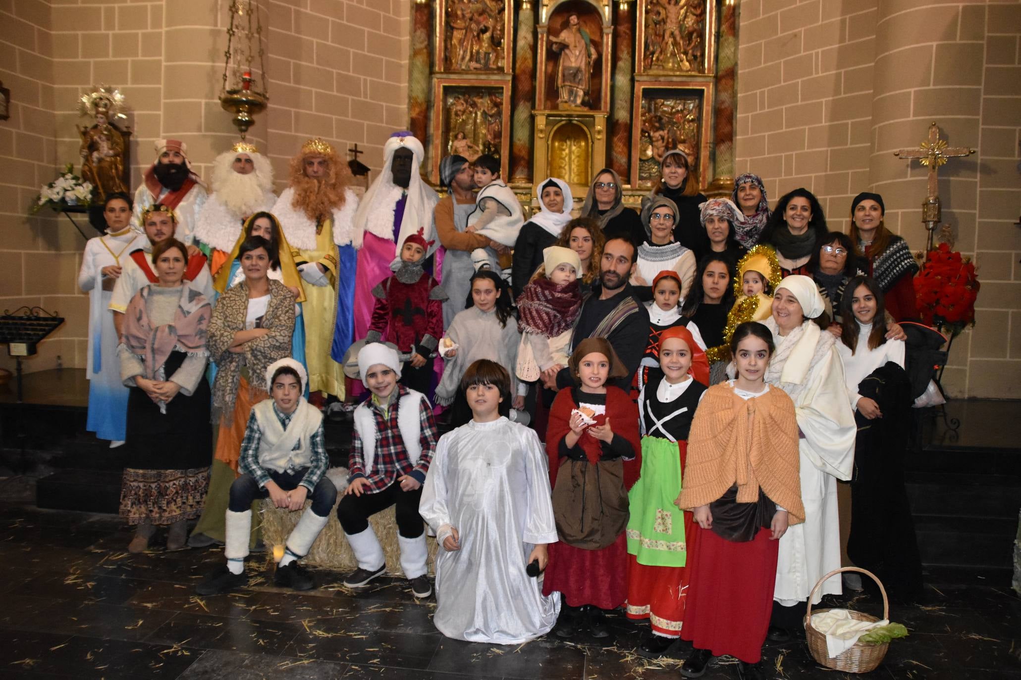 El viento impidió que la representación del sábado se celebrase en el exterior de la parroquia y la representación se realizó en el interior.