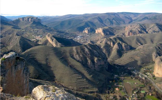 Imagen principal - Vista de las peñas de Viguera desde Peña Bajenza, descenso hacia San Marcos y senda de Río Antiguo