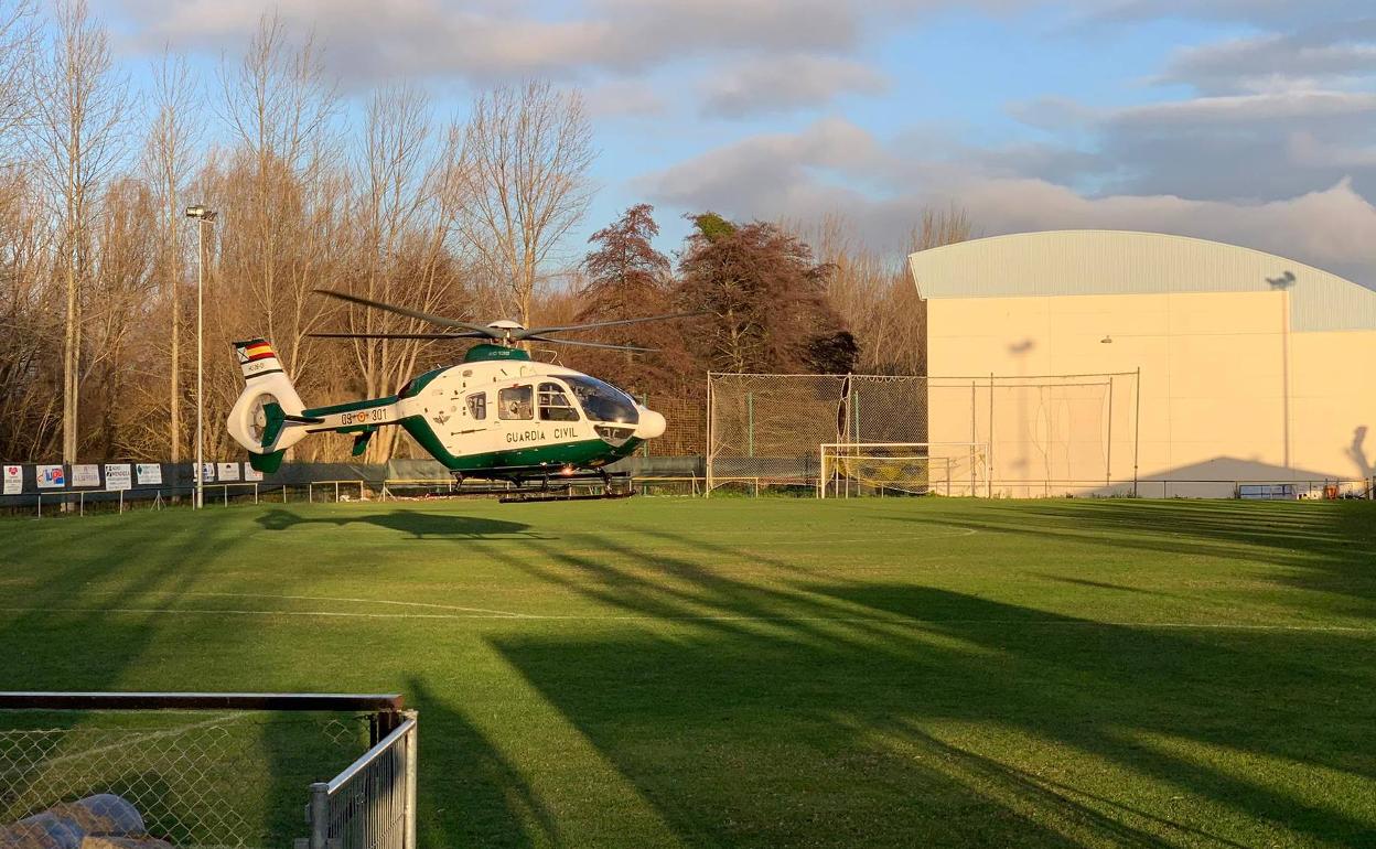 Helicoptero aterrizando en el campo de futbol El Soto de Casalarreina para la busqueda del desaparecido