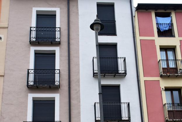 El edificio clausurado es un bloque de tres alturas.