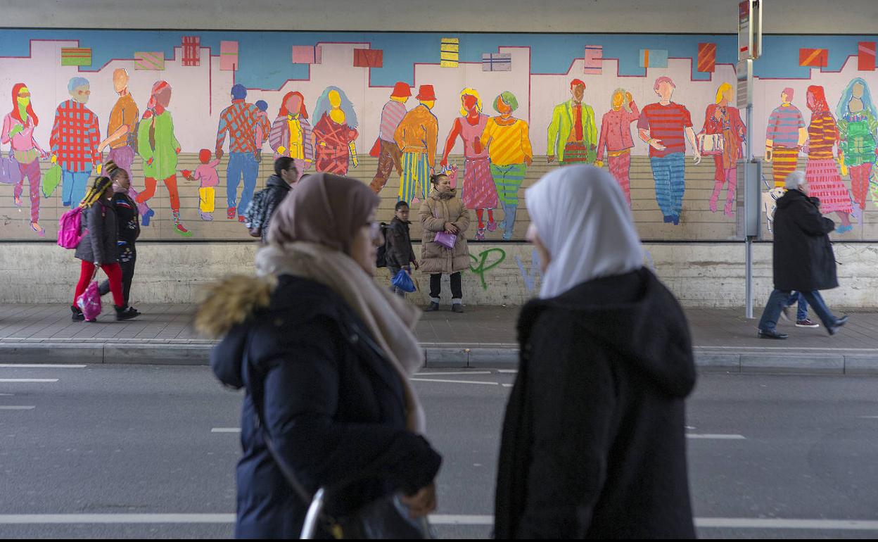 Vecinos de Bruselas transitan por las calles de la capital belga.