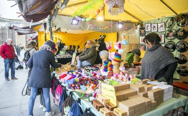 Frente al Belén del Ayuntamiento se pueden comprar regalos