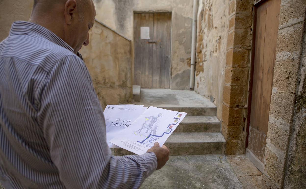 Giuseppe Cacioppo, vicealcalde de Sambuca, con los papeles de una casa en venta.