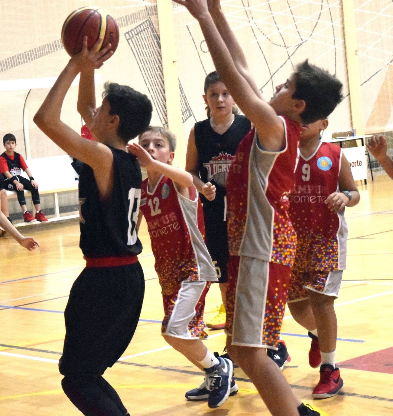 Este viernes les ha llegado el turno a los jugadores de minibasket en Lobete