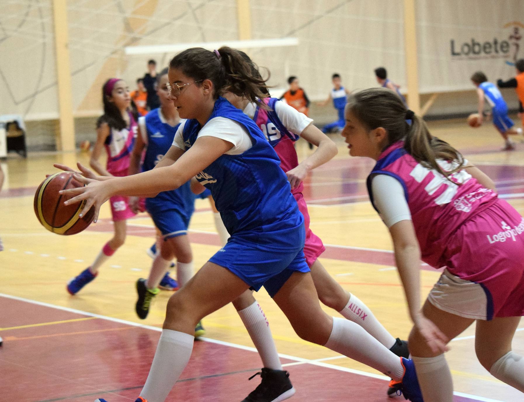 Este viernes les ha llegado el turno a los jugadores de minibasket en Lobete