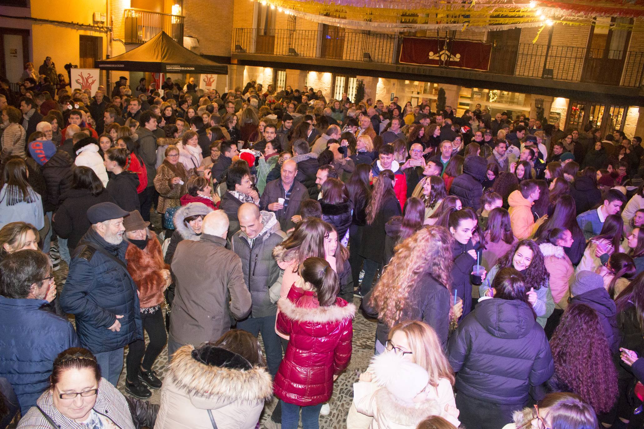 Como cada año, Santo Domingo de la Calzada celebra sus tradicionales campanadas anticipadas del año 2020 y el brindis por el 2020. Este sábado el municipio lució con un ambiente festivo muy especial.