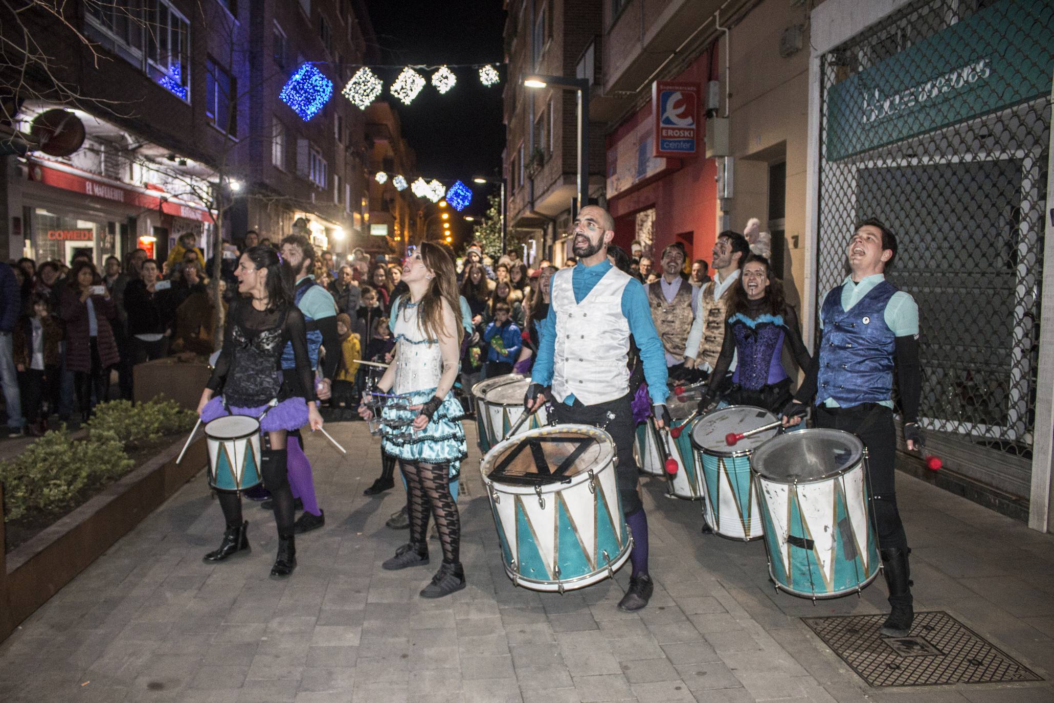 Como cada año, Santo Domingo de la Calzada celebra sus tradicionales campanadas anticipadas del año 2020 y el brindis por el 2020. Este sábado el municipio lució con un ambiente festivo muy especial.