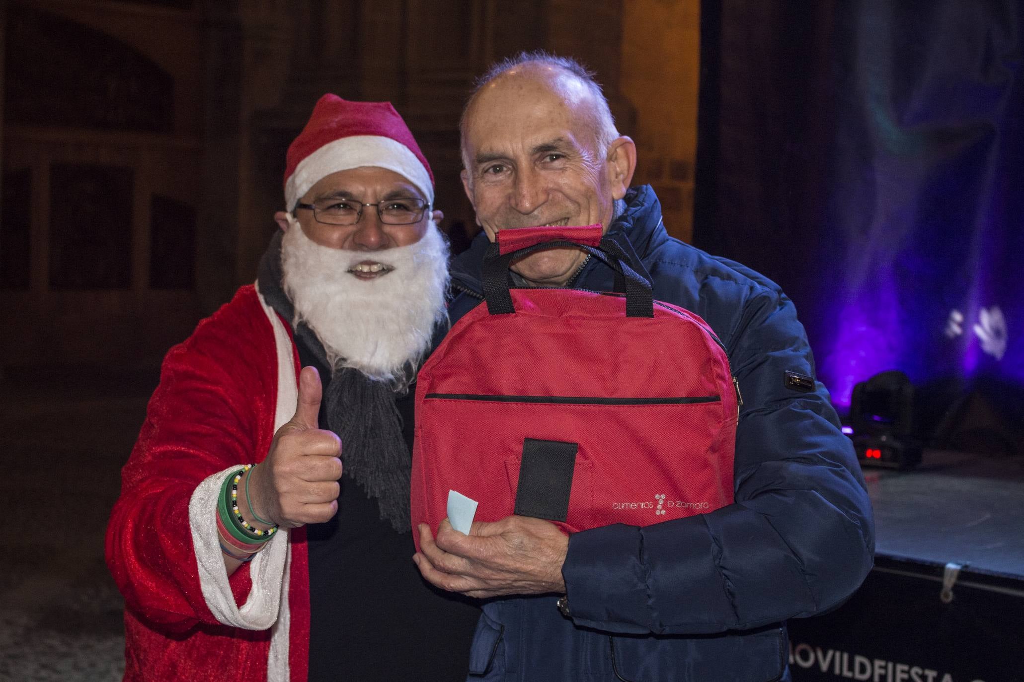 Como cada año, Santo Domingo de la Calzada celebra sus tradicionales campanadas anticipadas del año 2020 y el brindis por el 2020. Este sábado el municipio lució con un ambiente festivo muy especial.