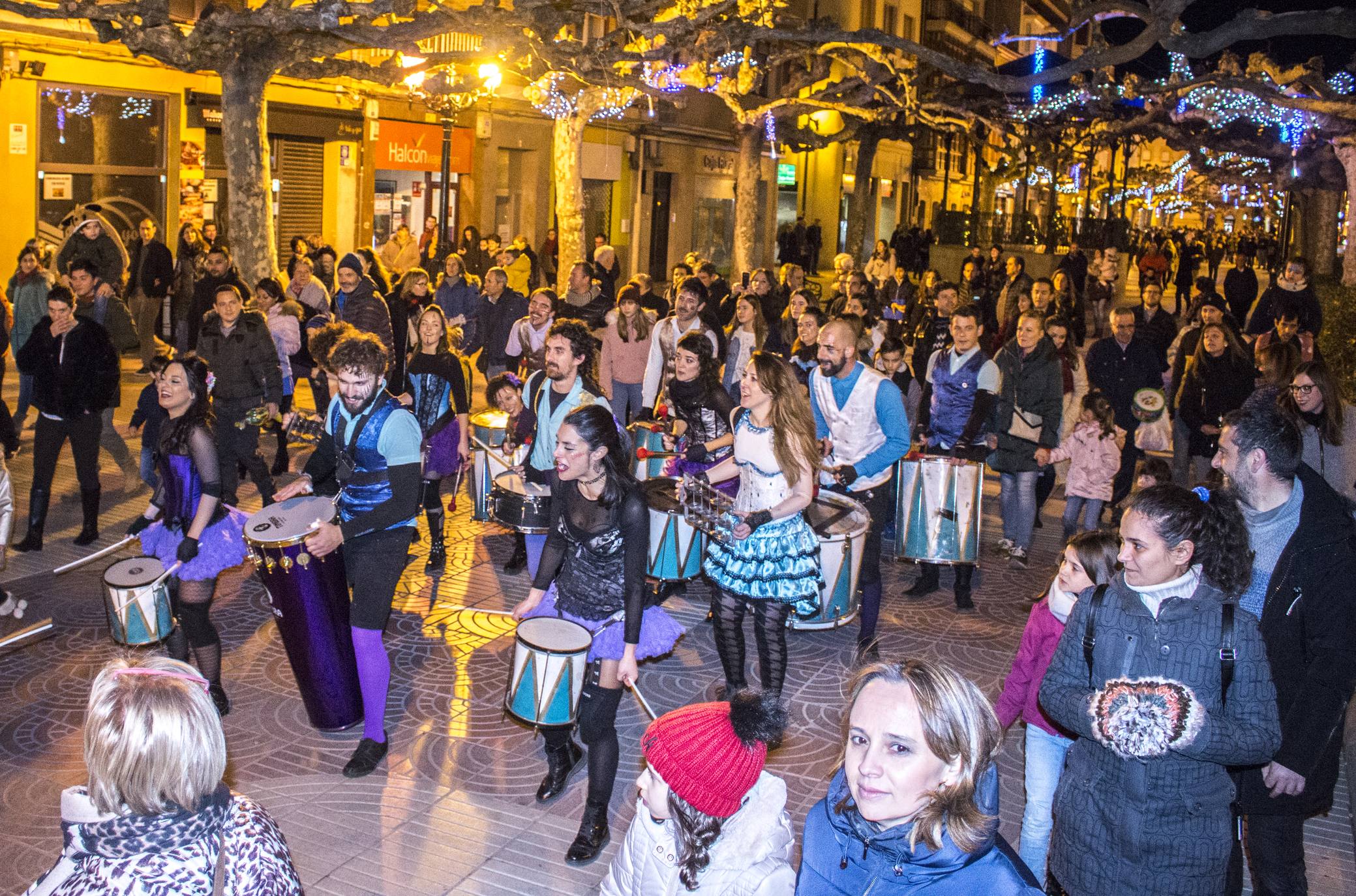 Como cada año, Santo Domingo de la Calzada celebra sus tradicionales campanadas anticipadas del año 2020 y el brindis por el 2020. Este sábado el municipio lució con un ambiente festivo muy especial.