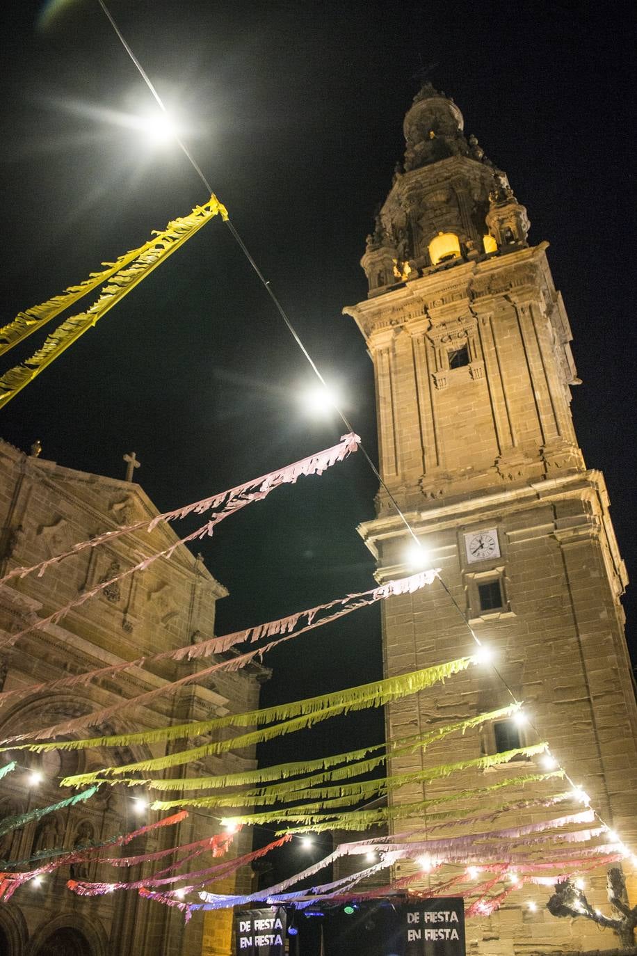 Como cada año, Santo Domingo de la Calzada celebra sus tradicionales campanadas anticipadas del año 2020 y el brindis por el 2020. Este sábado el municipio lució con un ambiente festivo muy especial.