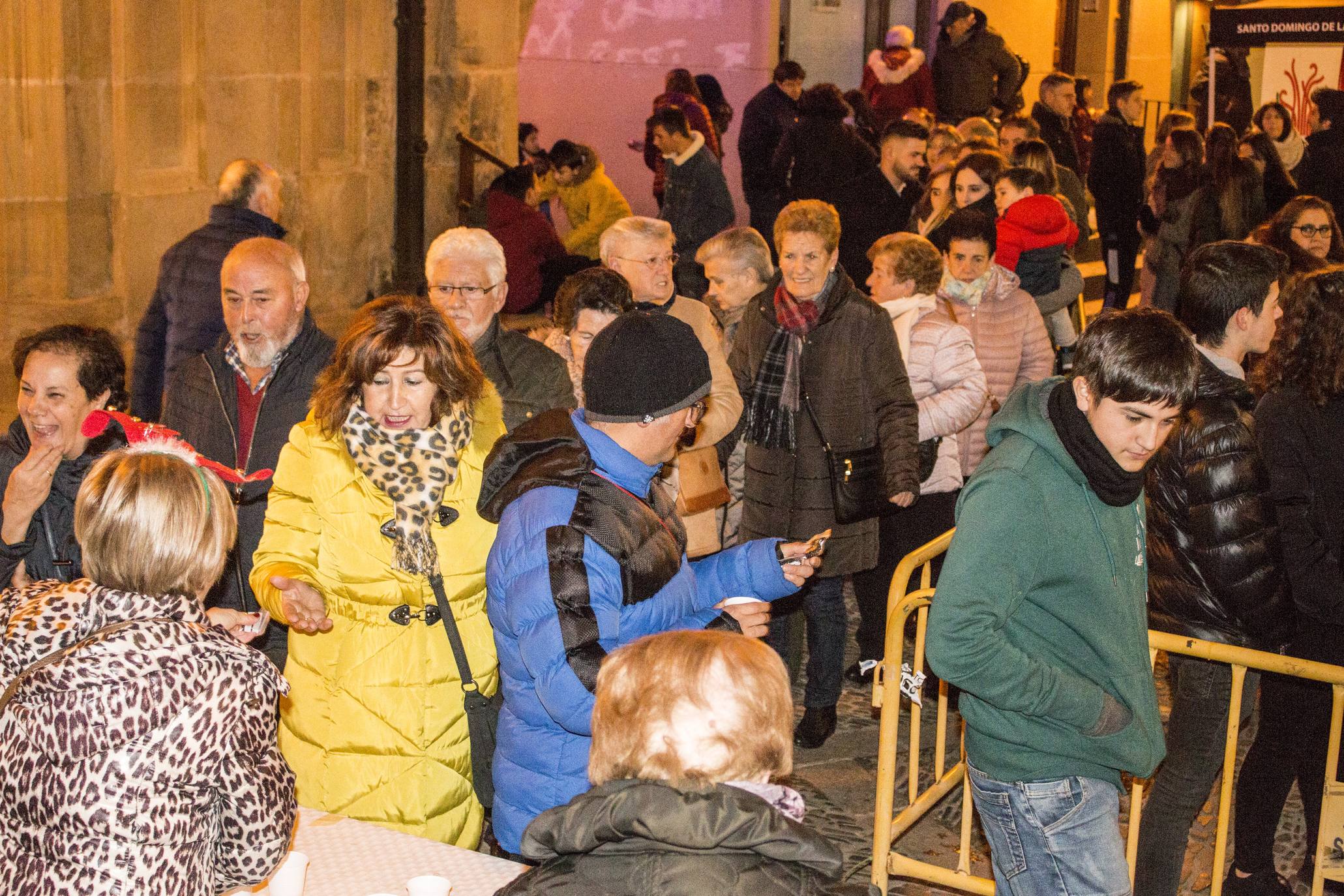 Como cada año, Santo Domingo de la Calzada celebra sus tradicionales campanadas anticipadas del año 2020 y el brindis por el 2020. Este sábado el municipio lució con un ambiente festivo muy especial.