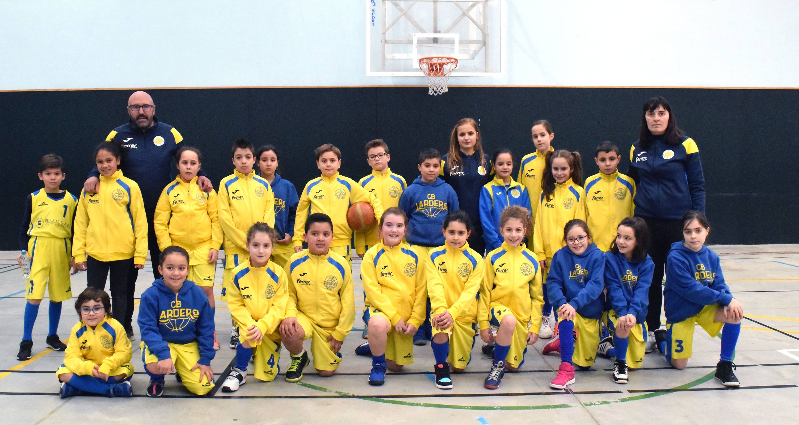 Decenas de niños se dieron cita en el torneo de Navidad baloncesto en Lardero.