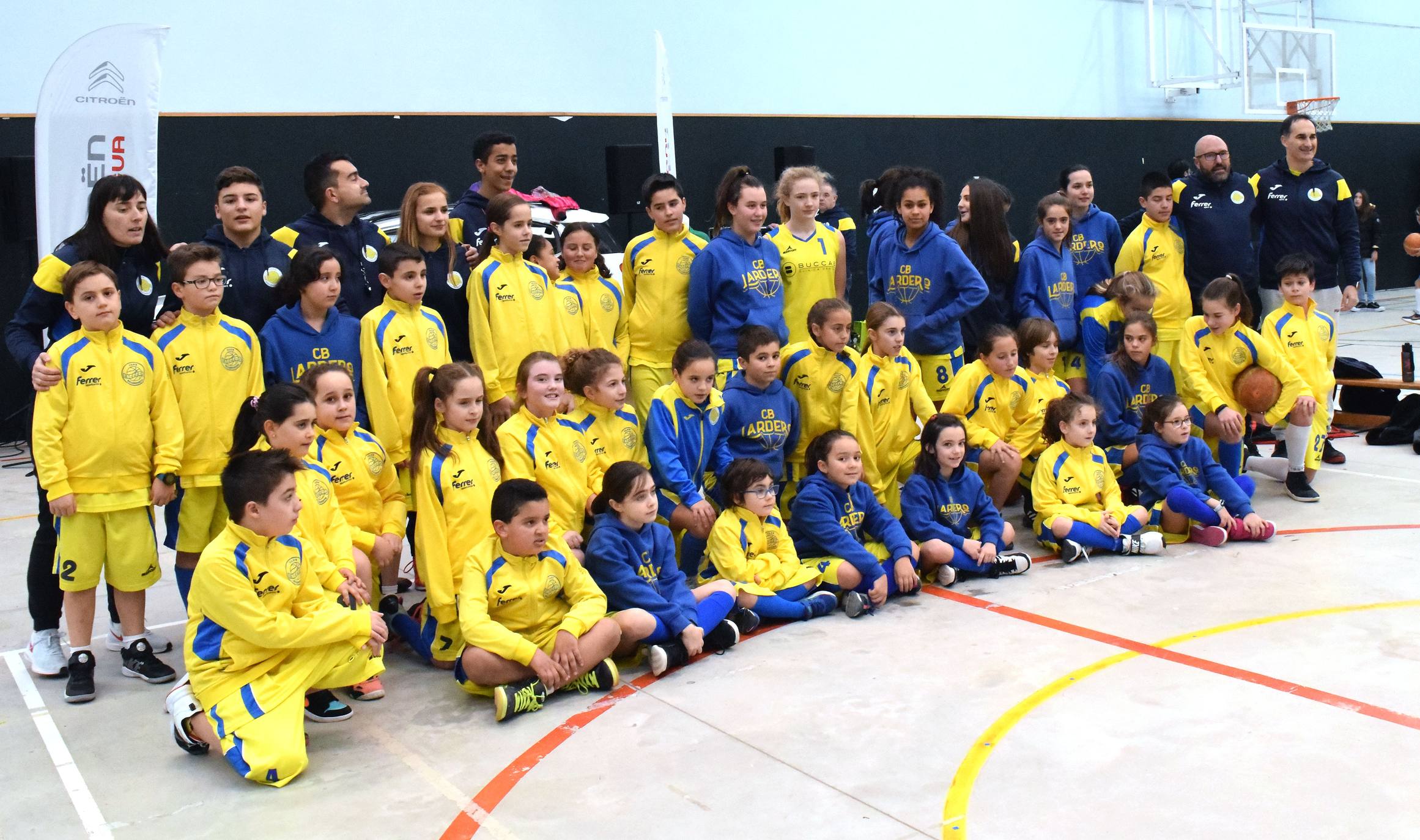 Decenas de niños se dieron cita en el torneo de Navidad baloncesto en Lardero.