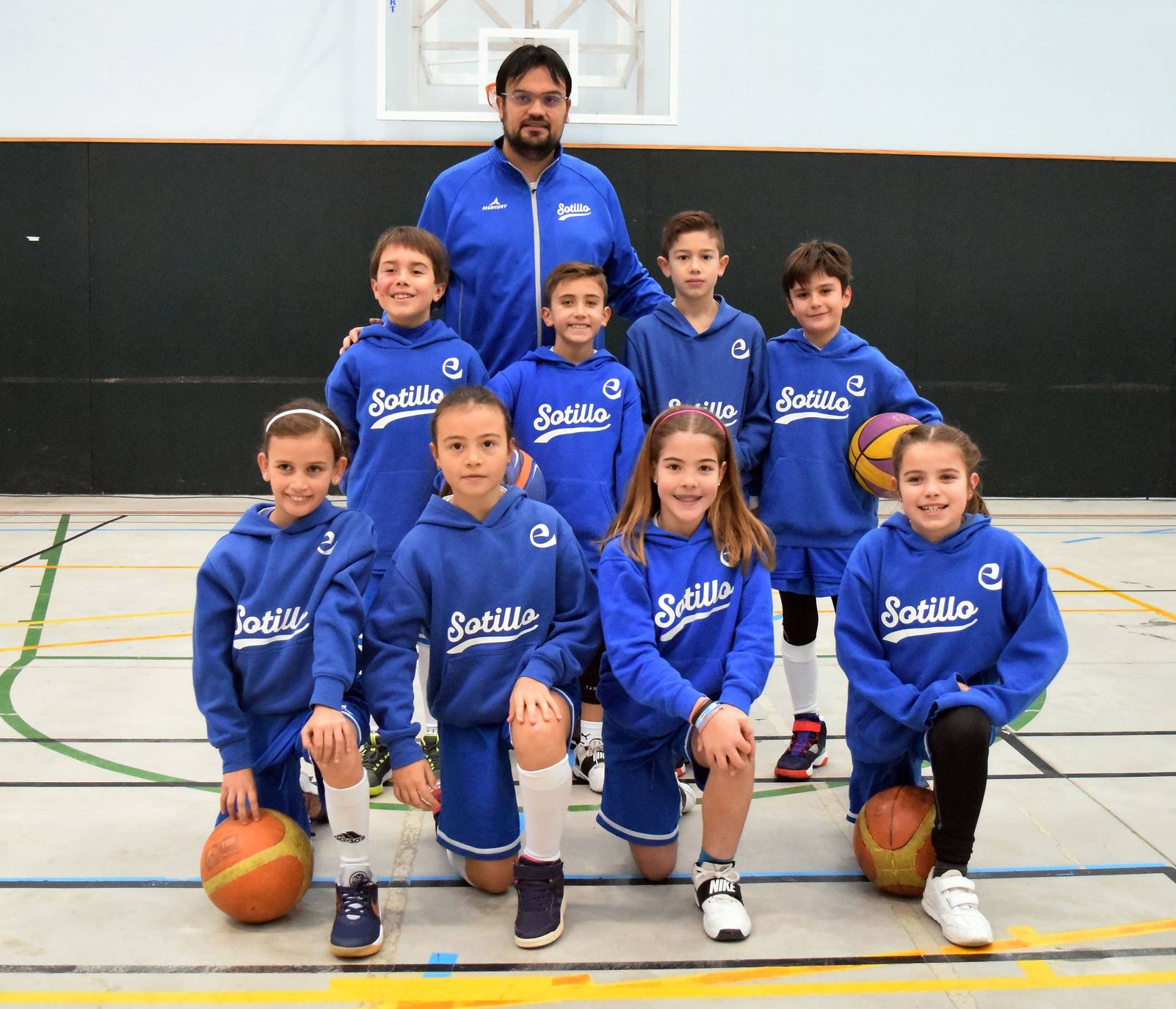 Decenas de niños se dieron cita en el torneo de Navidad baloncesto en Lardero.