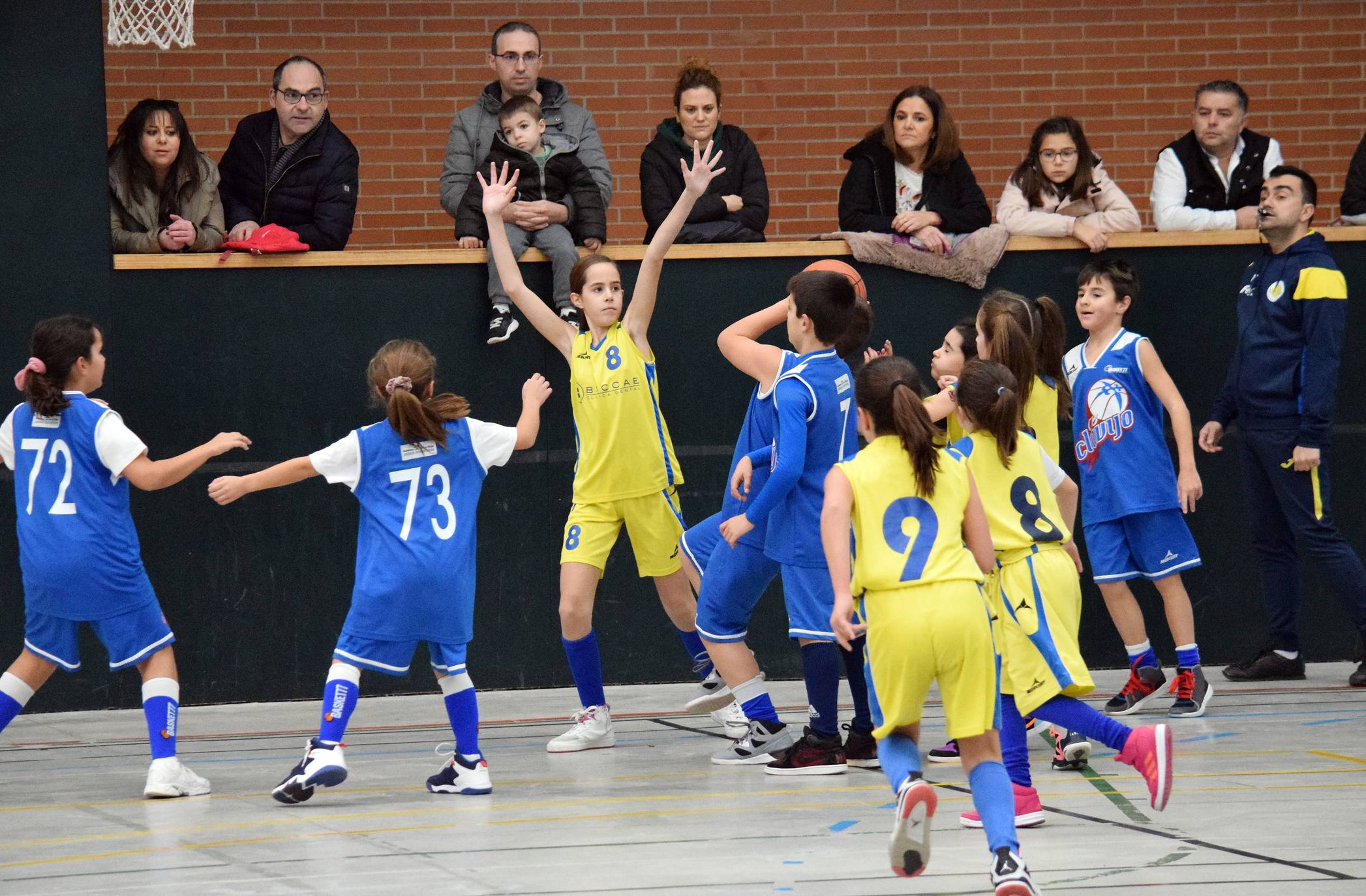 Decenas de niños se dieron cita en el torneo de Navidad baloncesto en Lardero.