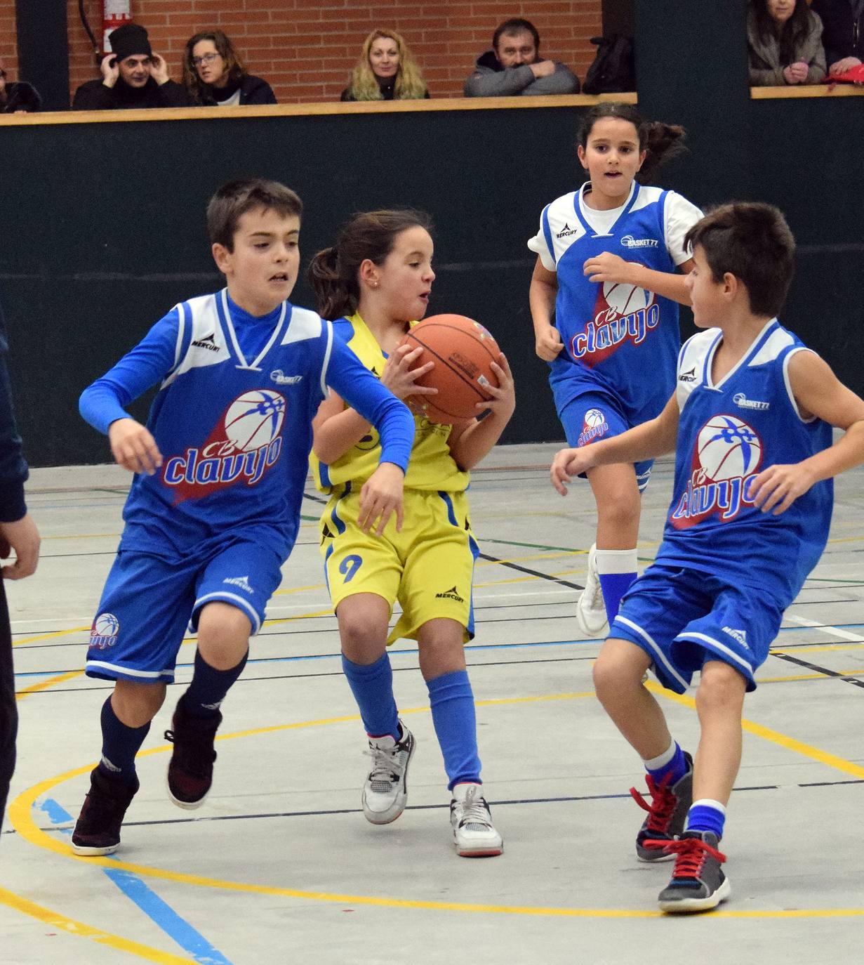 Decenas de niños se dieron cita en el torneo de Navidad baloncesto en Lardero.