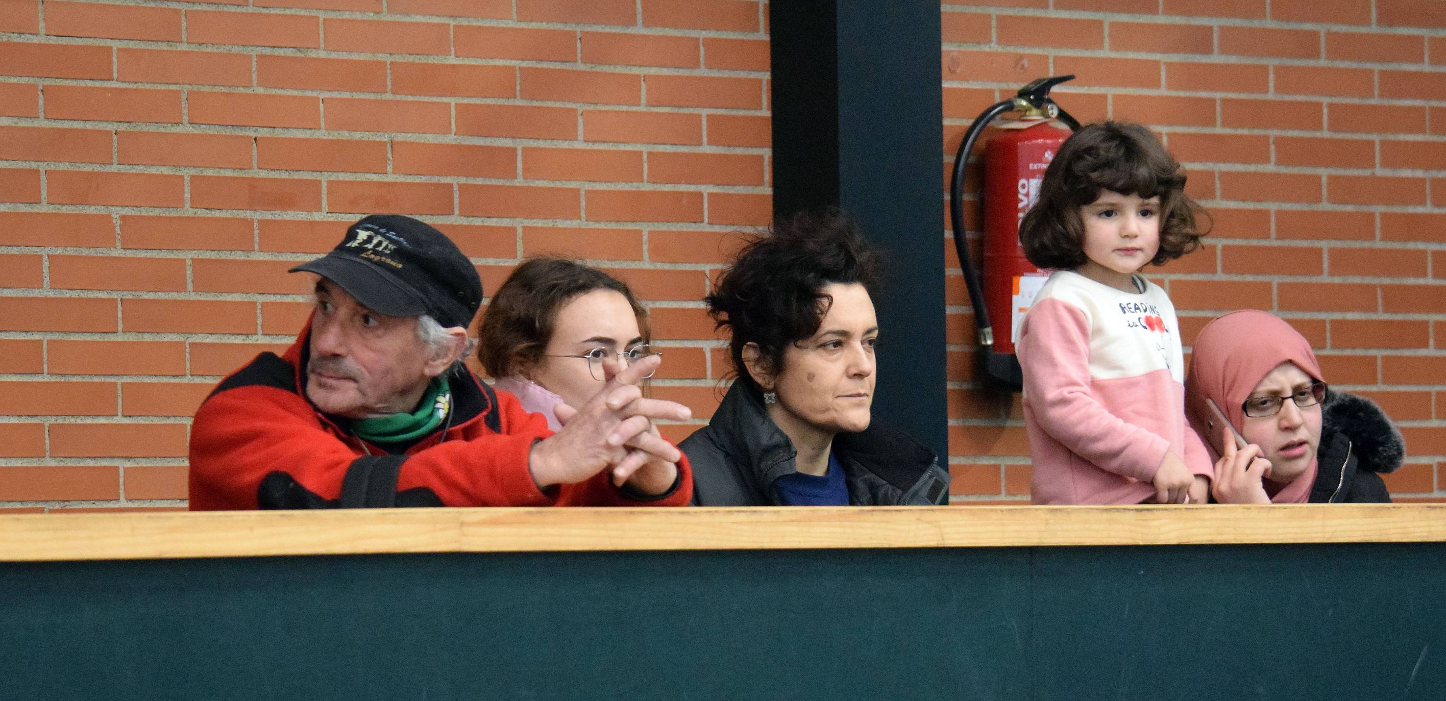 Decenas de niños se dieron cita en el torneo de Navidad baloncesto en Lardero.