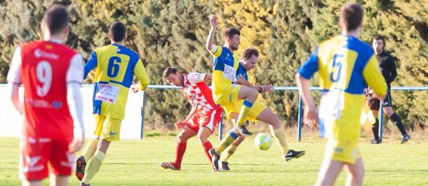 Los futbolistas del Alberite se multiplicaron para cerrar todos los huecos y evitar que el Varea no se sintiera cómodo en la circulación. :