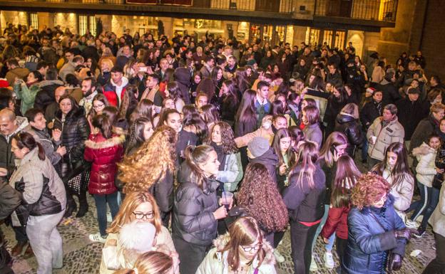 La plaza del Santo, durante la verbena que amenizó el brindis vecinal por el año en ciernes.