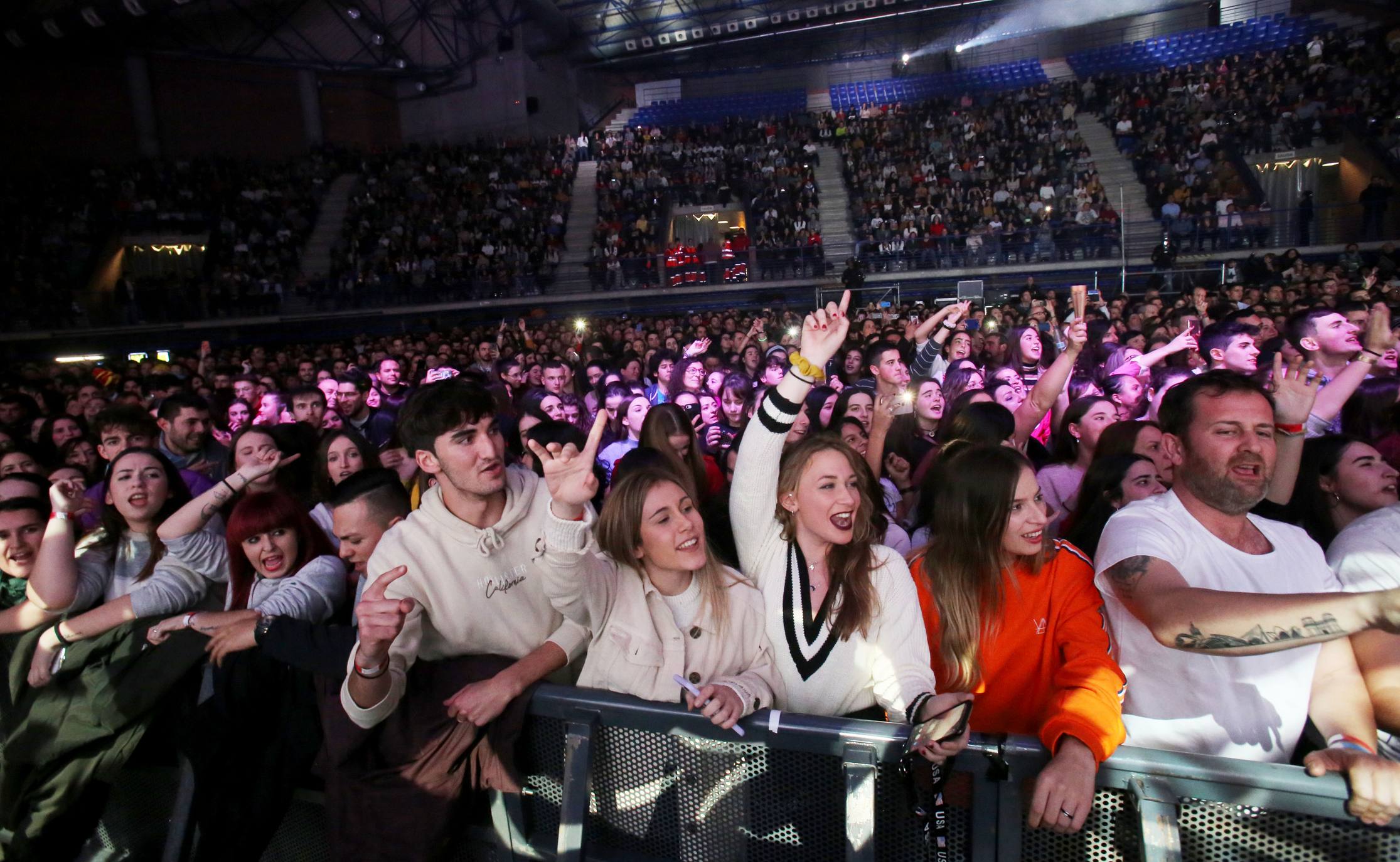 El artista asturiano Melendi pasó este sábado por el Palacio de los Deportes de Logroño con su último trabajo discográfico, '10:20:40', el décimo de su dilatada trayectoria. Fue, como reza uno de los temas de este álbum, 'Una noche para siempre' para su entregado público.