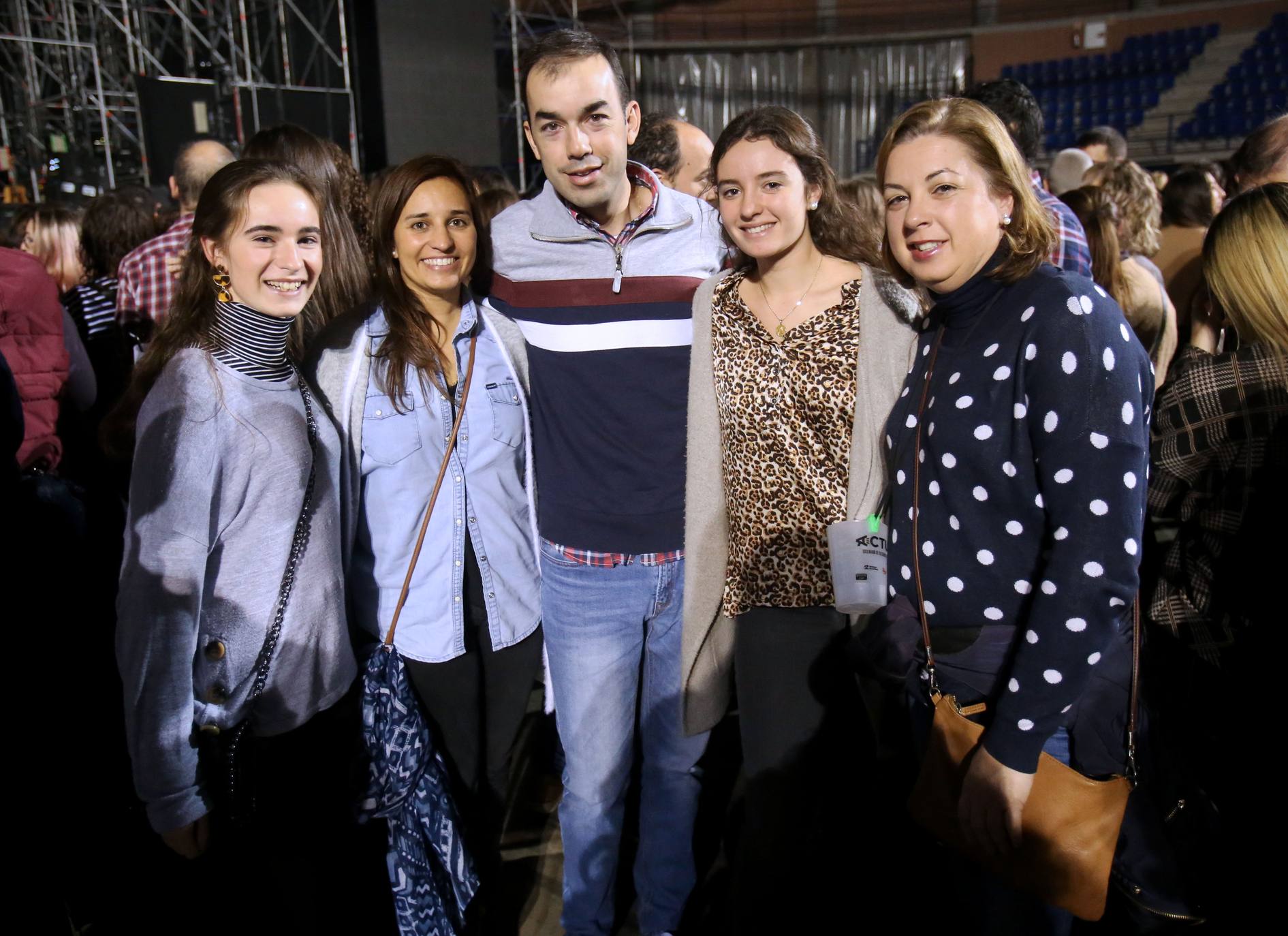 El artista asturiano Melendi pasó este sábado por el Palacio de los Deportes de Logroño con su último trabajo discográfico, '10:20:40', el décimo de su dilatada trayectoria. Fue, como reza uno de los temas de este álbum, 'Una noche para siempre' para su entregado público.