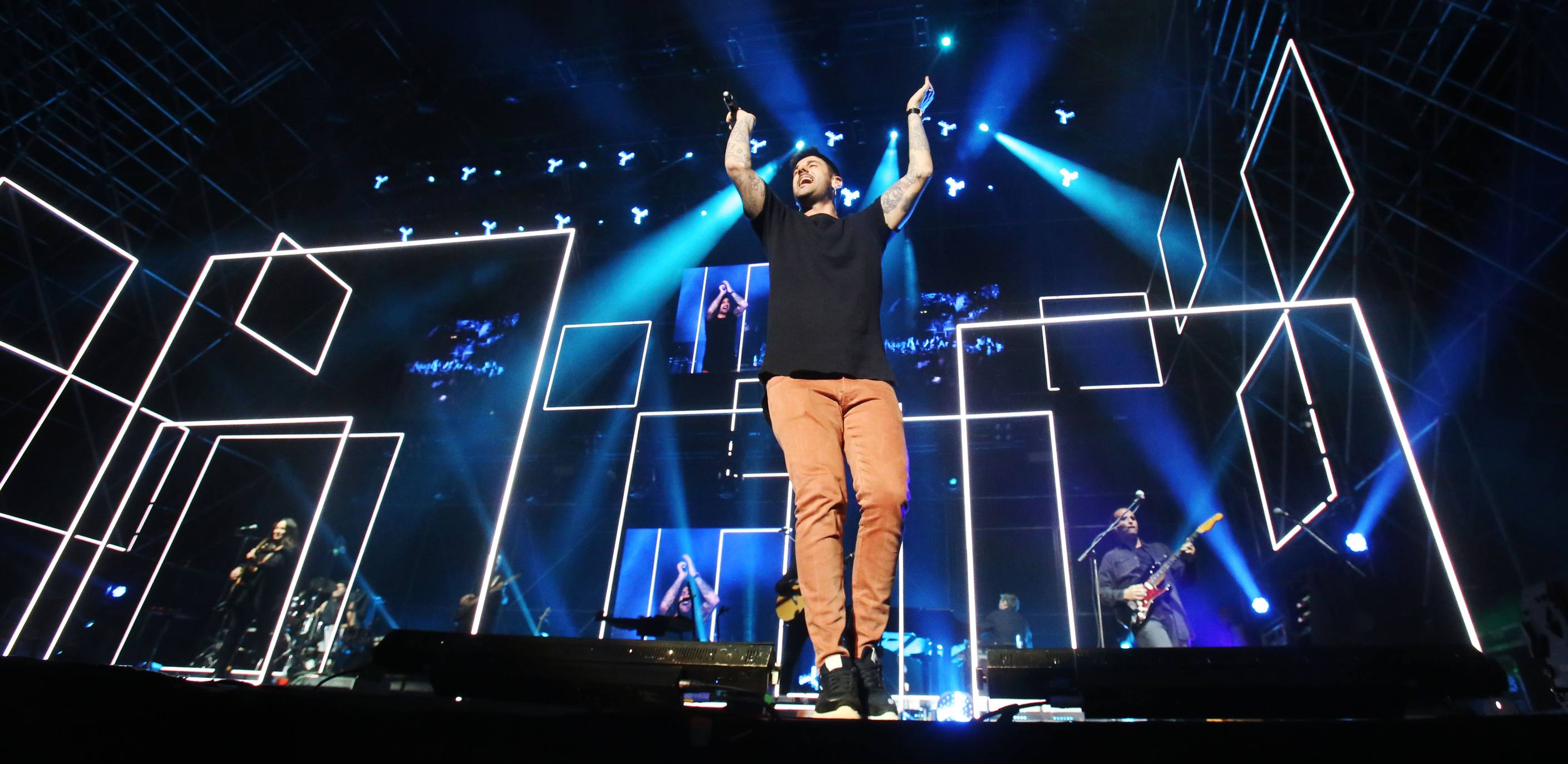 El artista asturiano Melendi pasó este sábado por el Palacio de los Deportes de Logroño con su último trabajo discográfico, '10:20:40', el décimo de su dilatada trayectoria. Fue, como reza uno de los temas de este álbum, 'Una noche para siempre' para su entregado público.