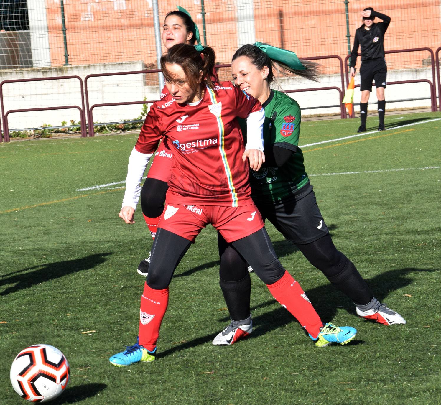 Las madres del Tedeón, Atlético Revellín y EDF Logroño se citaron en Navarrete por una causa por la que siempre hay que pelar, la lucha contra el cáncer, y lograron recaudar 2.172 euros.