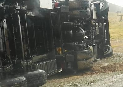 Imagen secundaria 1 - Un camión perdido y tumbado en lo más alto de La Rioja