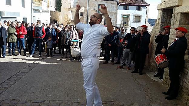 Baile de 'los brindis' en la plaza de Grávalos con el mayordomo Eduardo Escudero y los gaiteros. 