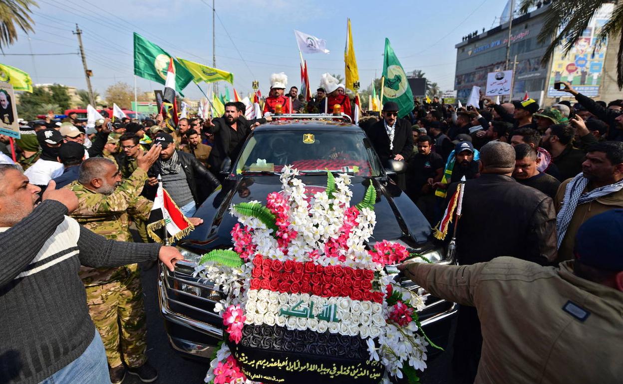 Miles de personas acompañan los restos mortales del comandante de la Fuerza Quds de los Guardianas de la Revolución iraní, Qasem Suleimani, y del vicepresidente de las milicias iraquíes Multitud Popular, Abu Mahdi al-Muhandis, por el centro de Bagdad.