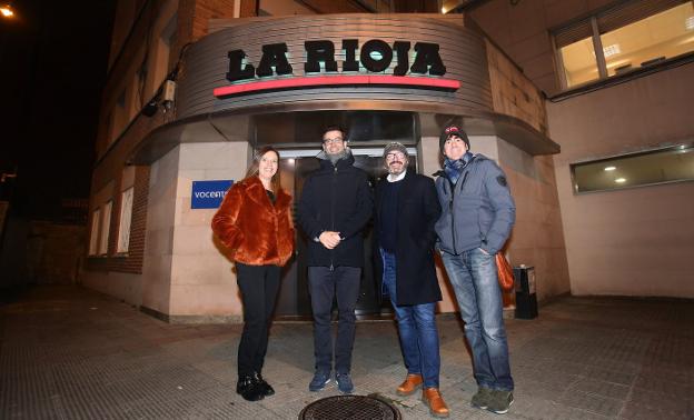 Nuria, Daniel, Eugenio y David, riojanos residentes en el extranjero, posan juntos ante a la puerta de Diario LA RIOJA.