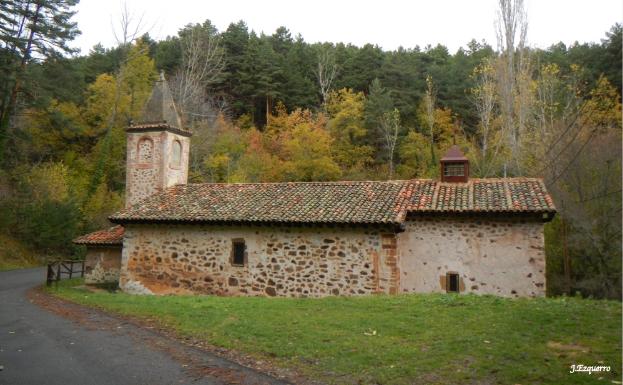 Imagen principal - Ermita de San Mamés, camino en el Achondite y pista nevada de Cerrauco