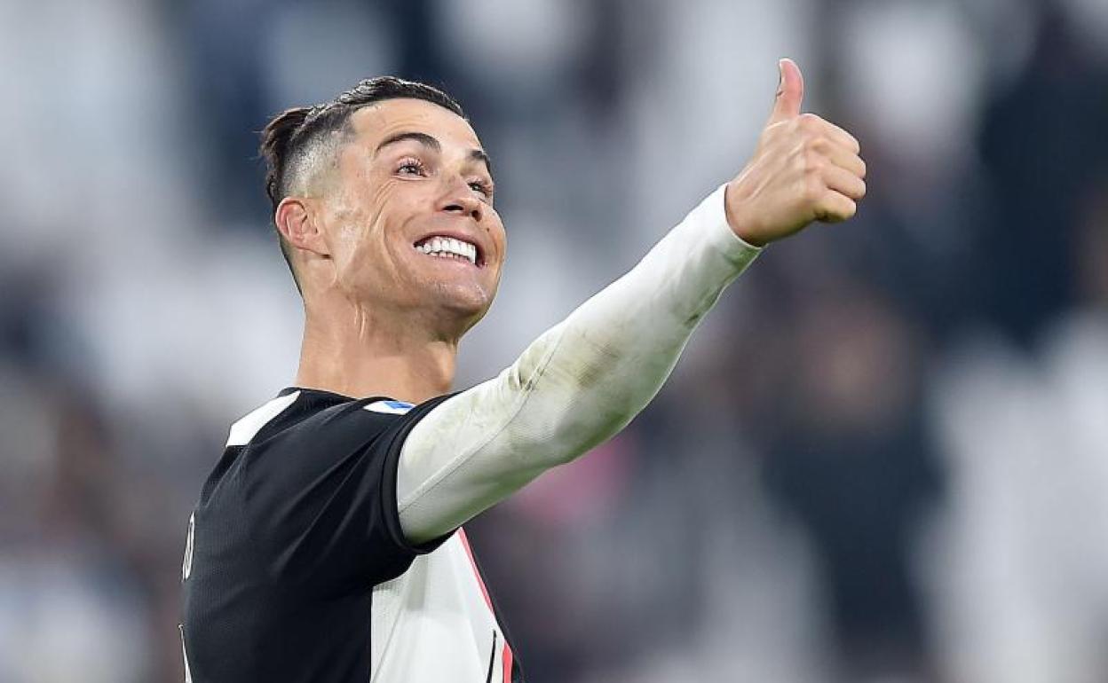 Cristiano Ronaldo celebra uno de sus tres goles al Cagliari. 