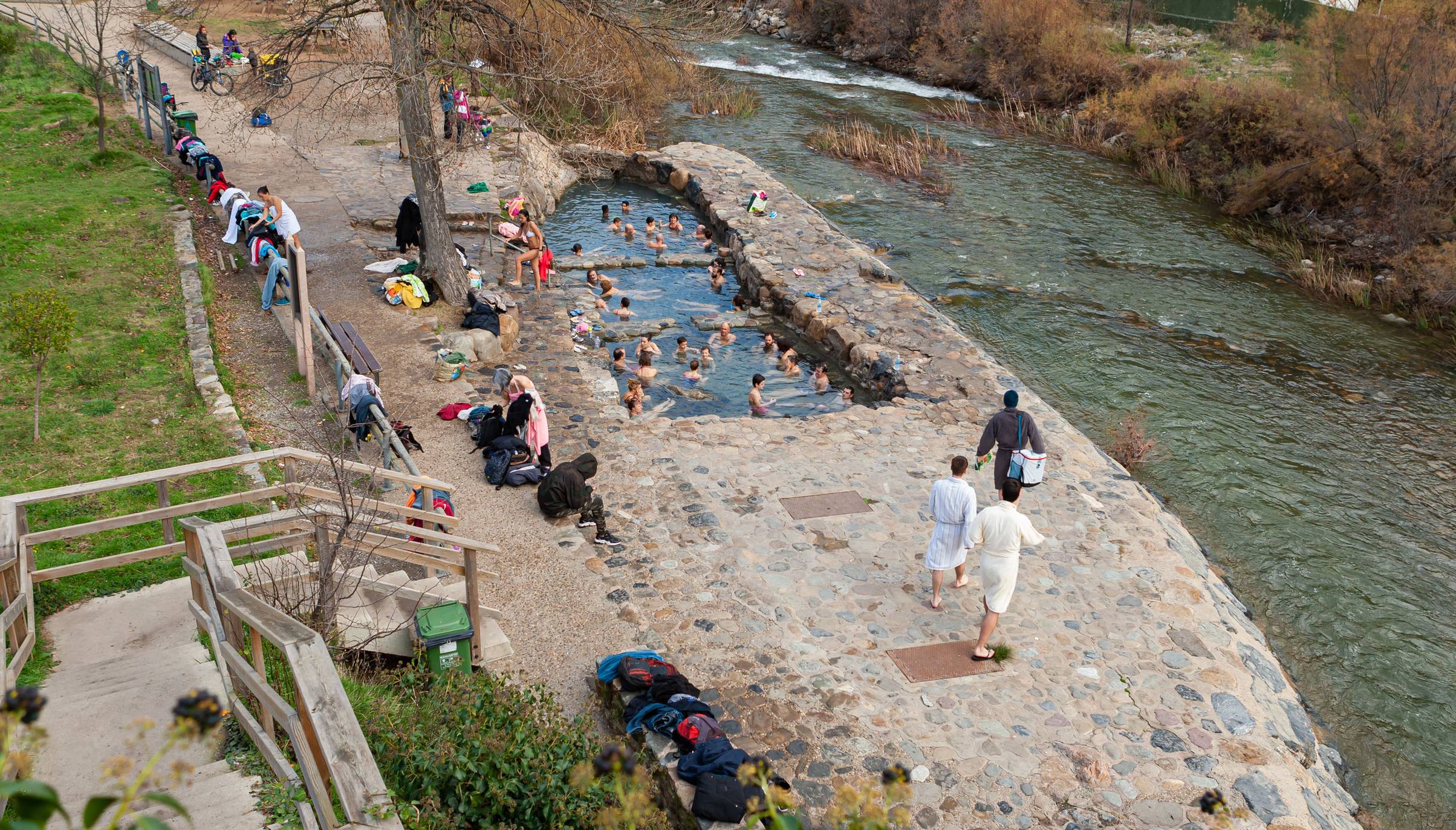 Las pozas de Arnedillo, con sus aguas cálidas, son un insólito reclamo para el turismo incluso en el frío invierno.