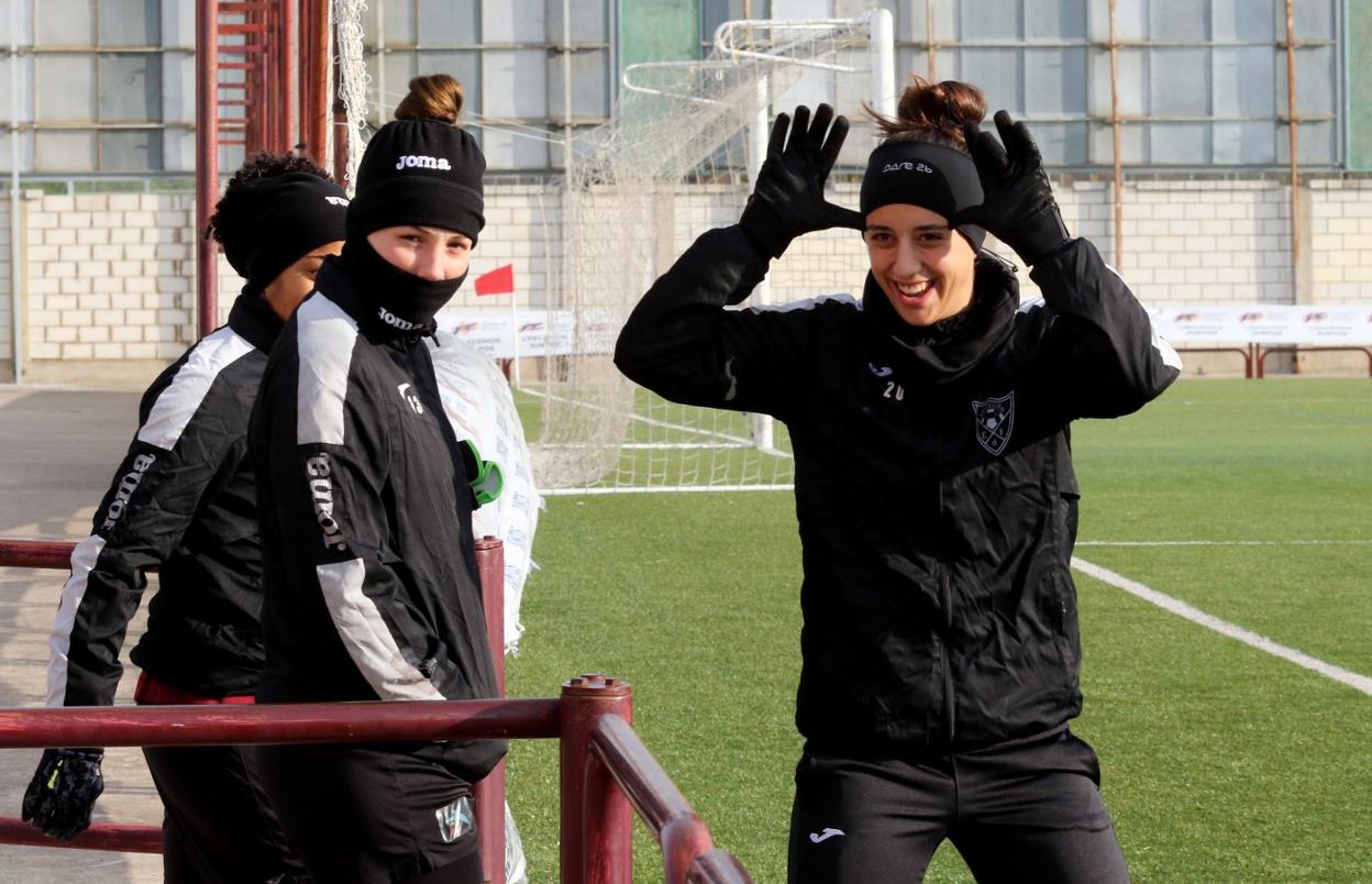 Lorena Valderas bromea en un entrenamiento del EDF. :: J.H.