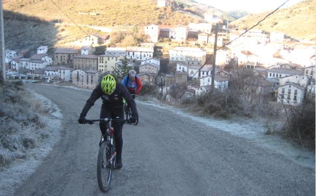 Imagen principal - Subida de la cuesta del cementerio de Ortigosa, vista del embalse y casco urbano de Villoslada 