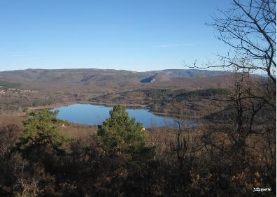 Imagen secundaria 1 - Subida de la cuesta del cementerio de Ortigosa, vista del embalse y casco urbano de Villoslada 