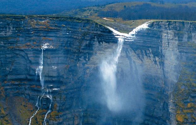 Cascada de Delika, que marca los primeros metros del nacimiento del Nervión. :: javier carvallo