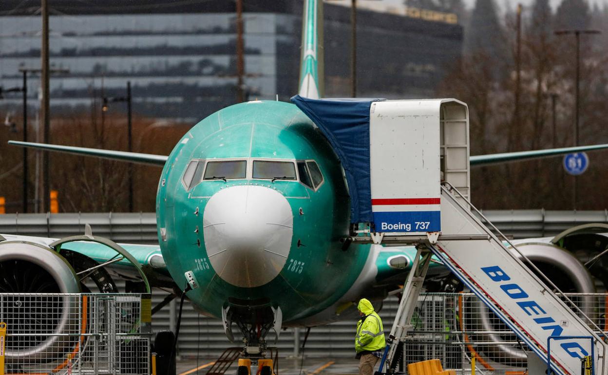 Un empleado pasa junto a un avión Boeing 737 Max estacionado en el Aeropuerto Municipal de Renton en Renton, Washington.