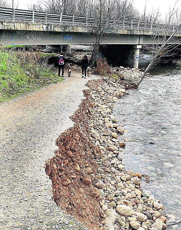 El camino se estrecha peligrosamente en el puente. 