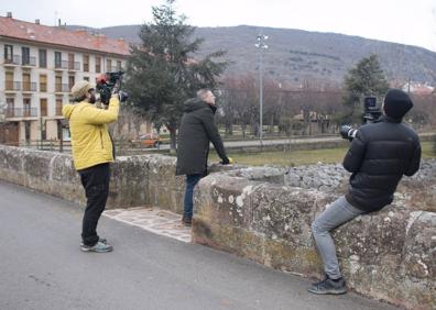 Imagen secundaria 1 - Jorge Cadaval graba en Ezcaray escenas para el programa de RTVE &#039;El paisano&#039;