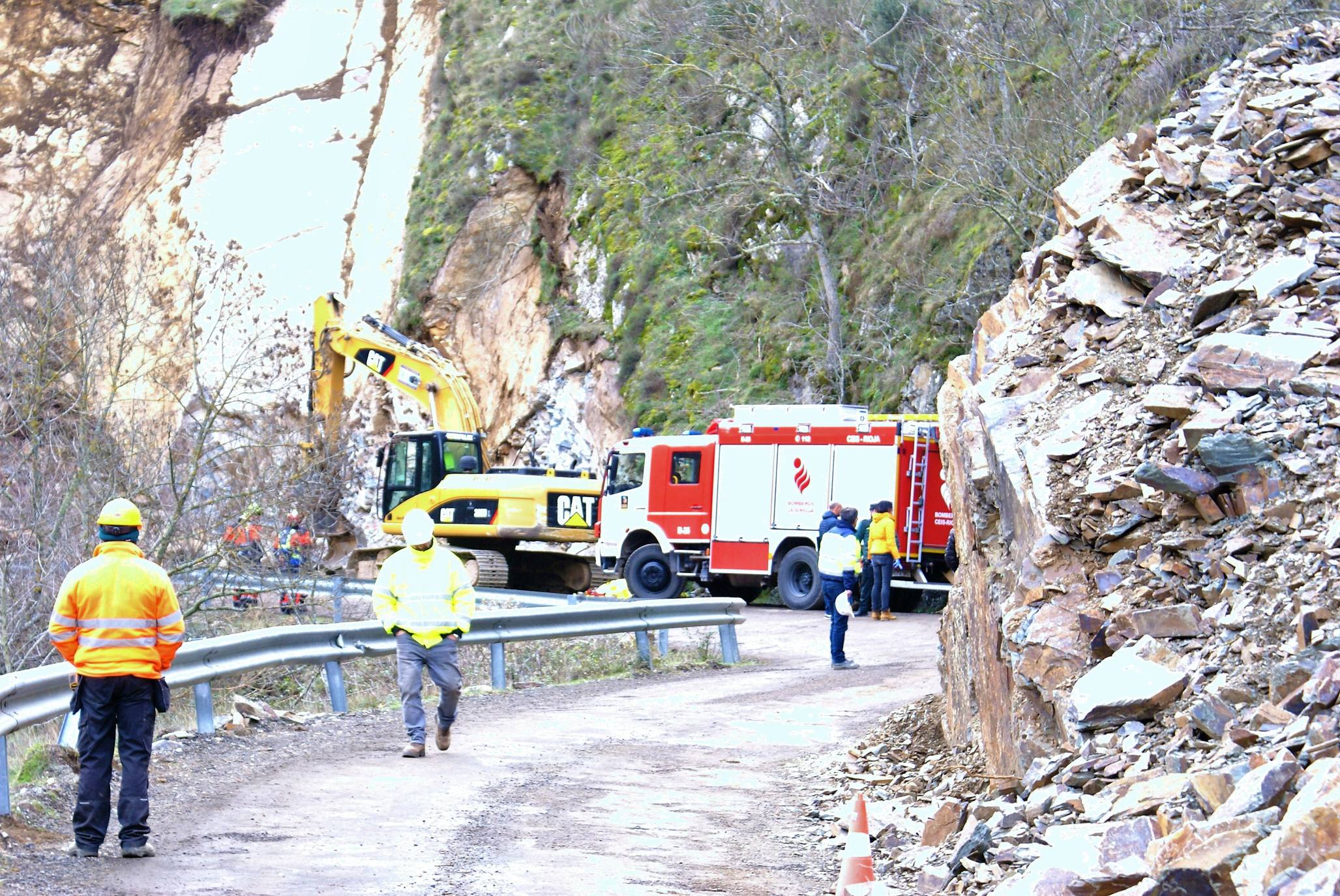 Fotos: Fallece un operario en un desprendimiento en las obras de la LR-113