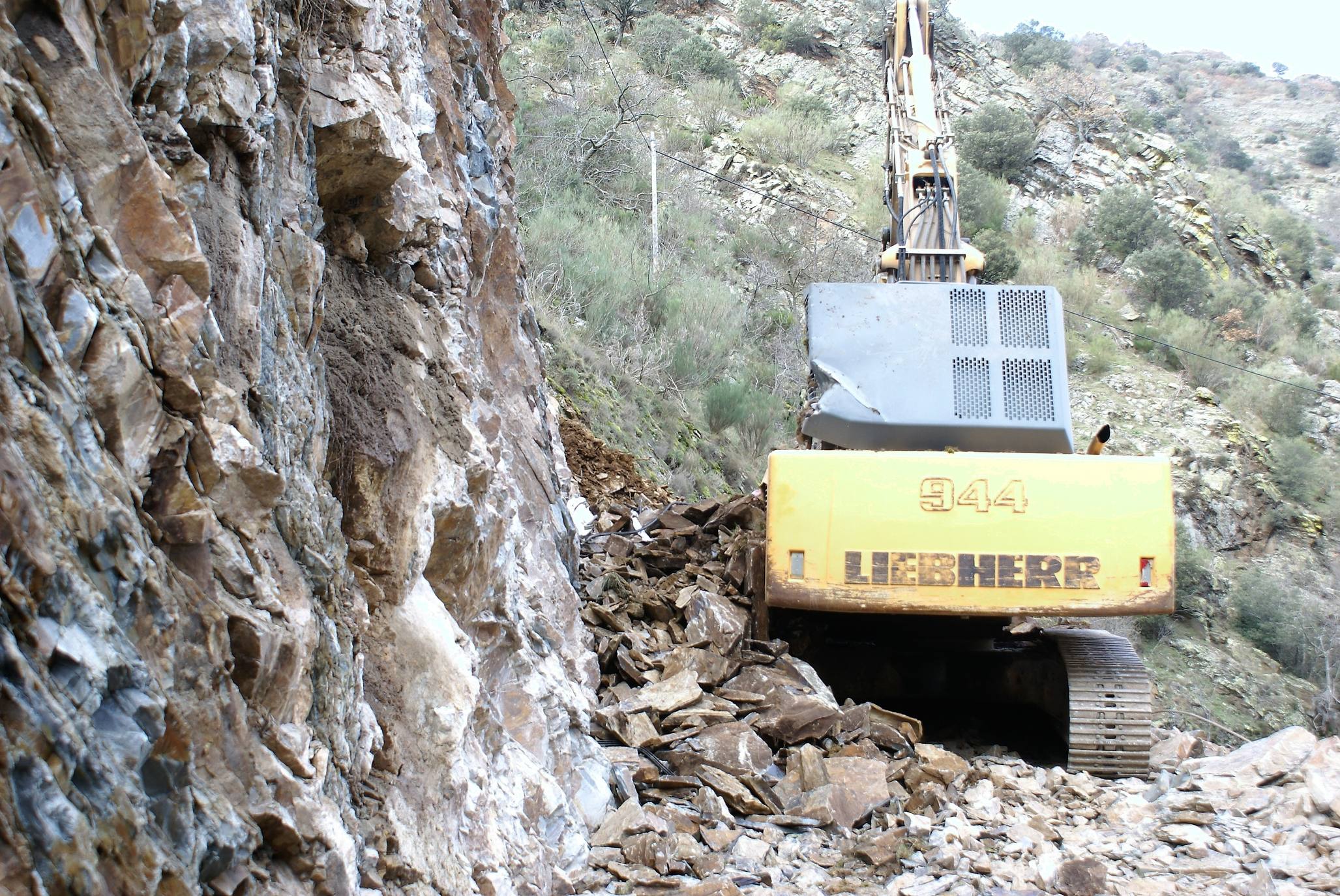 Fotos: Fallece un operario en un desprendimiento en las obras de la LR-113